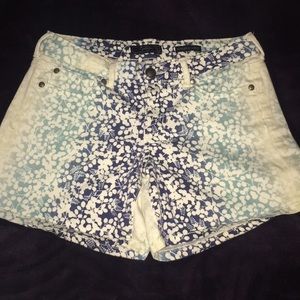 ❤️Beautiful leaf print low rise woman’s shorts.
